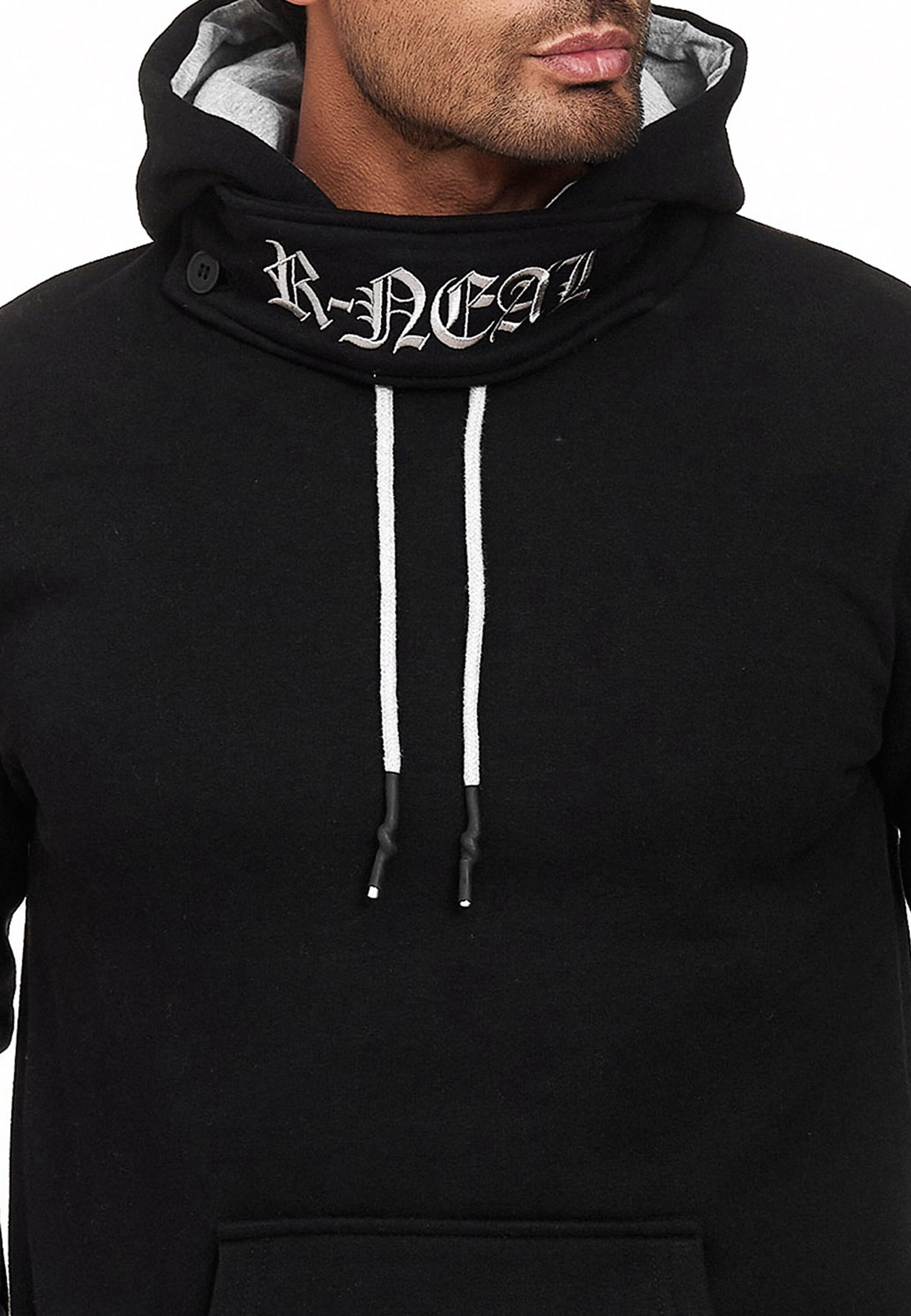 Rusty Neal Pullover in Schwarz