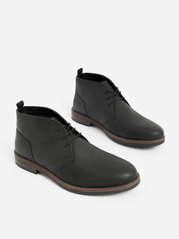 Next Chukka Boots in Schwarz