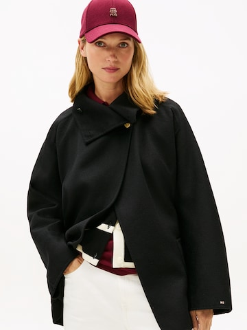 TOMMY HILFIGER Övergångskappa i svart: framsida