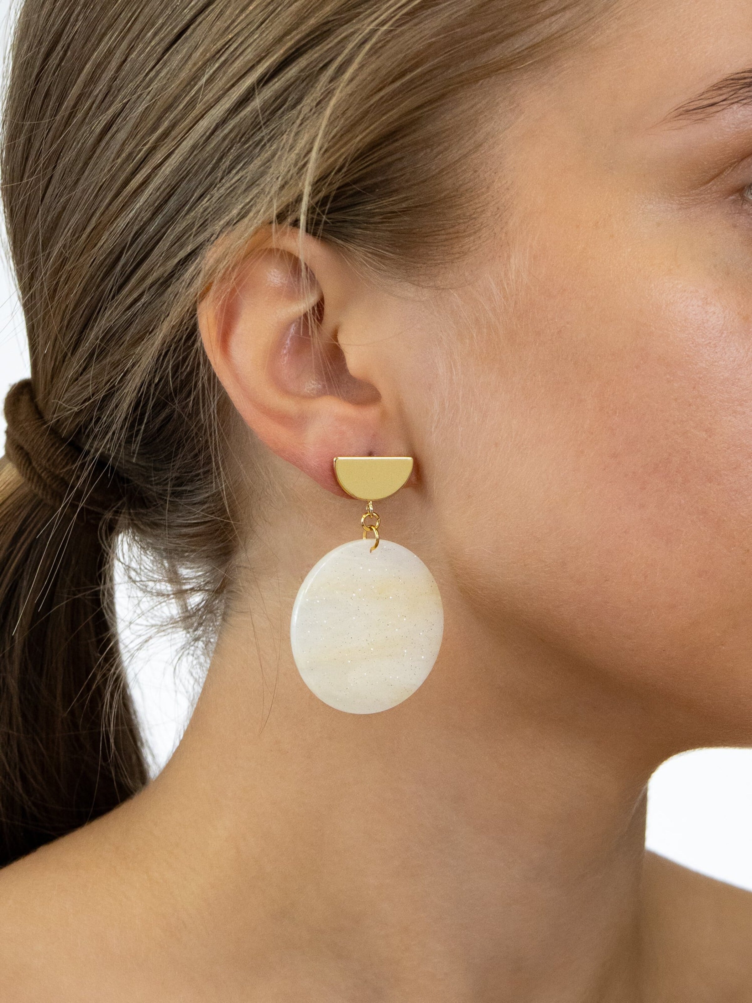 Boucles d'oreilles 'Acetat Amal' Fräulein Wunder en beige