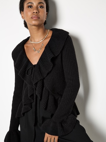 Apricot Strickjacke in Schwarz: Vorderseite