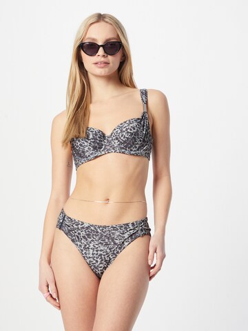 Slip costum de baie 'Argentina Rio' de la Hunkemöller pe verde