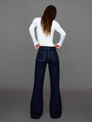 Bershka Szeroka nogawka Jeansy w kolorze niebieski
