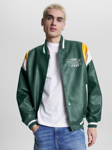 Tommy Jeans Tussenjas in Groen: voorkant