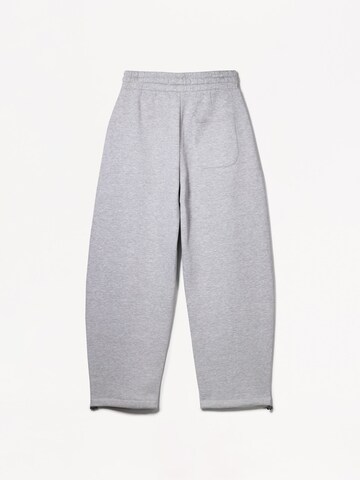 BershkaLoosefit Hlače - siva boja