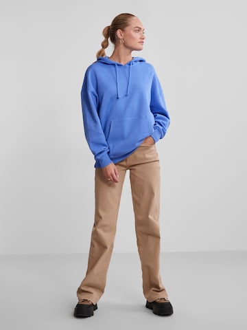 PIECES Sweatshirt 'Chilli' in Blau