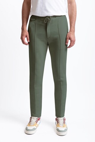 UNIQVIBE Slim fit Trousers in Green: front