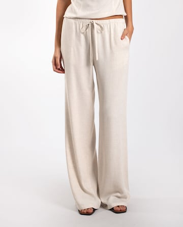 THE-ARE Loose fit Trousers in White: front