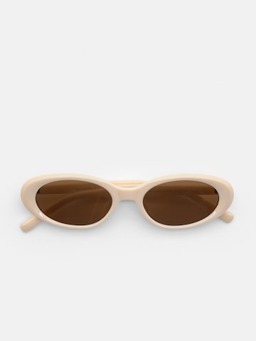 Ochelari de soare de la Pull&Bear pe alb