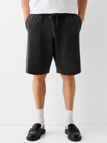 Bershka Loosefit Shorts in Schwarz