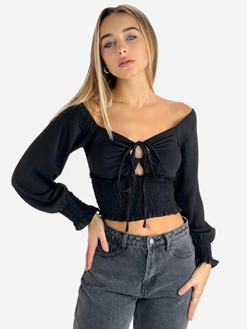 Elara Bluse in Schwarz: Vorderseite