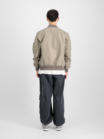 ALPHA INDUSTRIES Övergångsjacka i beige