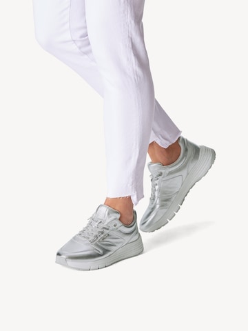 Baskets basses Tamaris en argent : devant