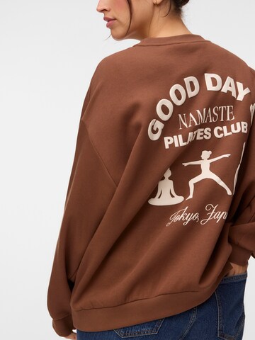 Sweat-shirt 'VMCAdine' Vero Moda Curve en marron