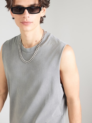 Abercrombie & Fitch - Camiseta 'DEC4 PERFORMANCE' en gris