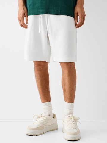 Bershka Loosefit Shorts in Weiß