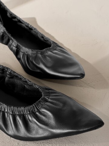 Next Ballerina 'Signature Premium' in Zwart