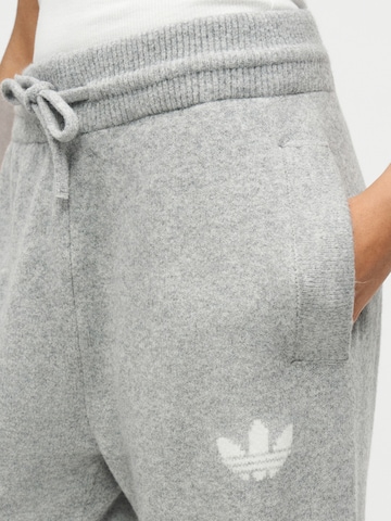 ADIDAS ORIGINALS Rozkloszowany krój Spodnie 'Essentials' w kolorze szary
