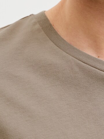 JJ Rebel Футболка 'JREBZACK' в Бежевый