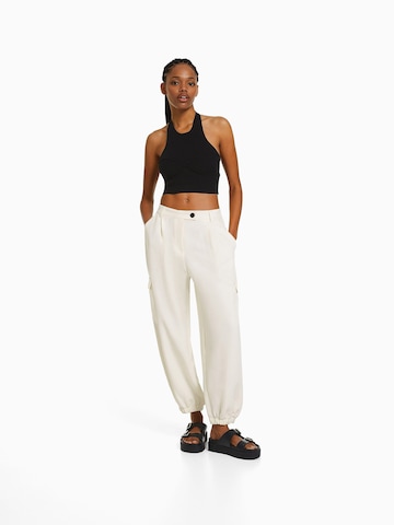 Bershka Tapered Cargobroek in Beige