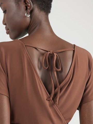 Tricou 'Hanne' de la ABOUT YOU pe maro