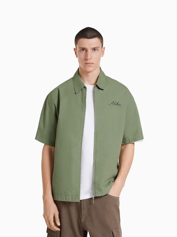 Bershka Comfort Fit Skjorte i grøn: forside