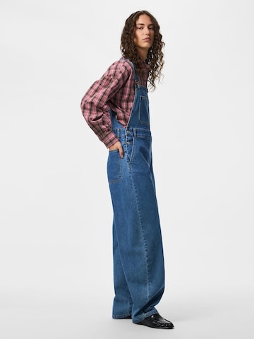 Barrel Pantaloni con pettorina 'ALICE' di PIECES in blu