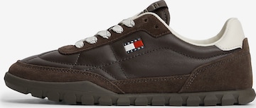 Baskets basses Tommy Jeans en marron : devant