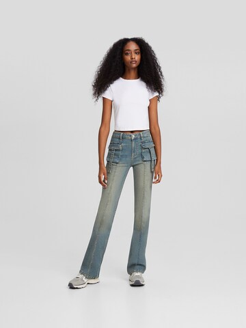 Bershka Flared Cargojeans in Blauw