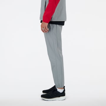 Effilé Pantalon new balance en gris
