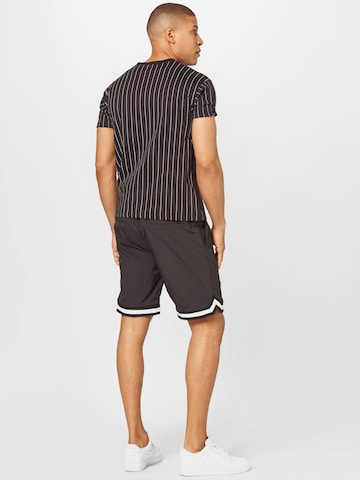 Mennace Regular Shorts in Schwarz