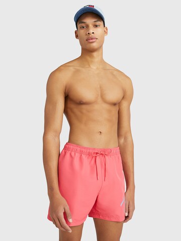 Tommy Jeans Badeshorts i pink: forside