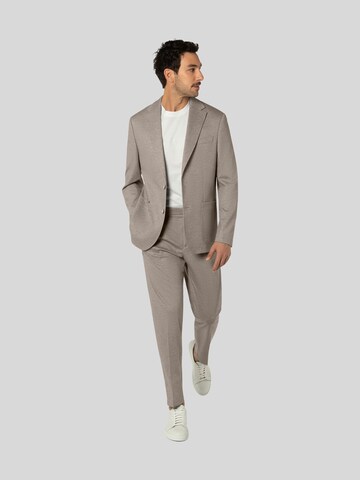 BENVENUTO Slimfit Anzug 'TORINO J' 4422, Model ist 185cm groß und trägt Größe 50 in Beige
