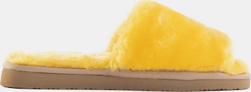Papuci de casă 'Lolo' de la Minnetonka pe galben