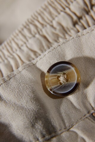 Lindbergh Regular Shorts in Beige