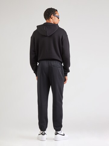 Effilé Pantalon 'CLUB' Nike Sportswear en noir