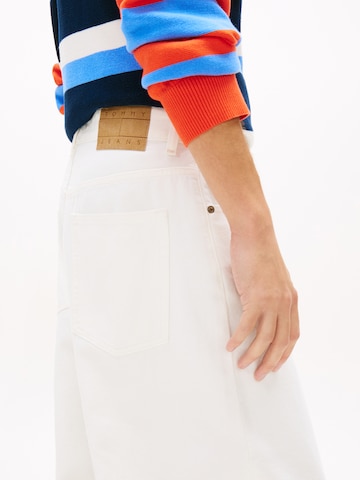 balta Tommy Jeans „Baggy“ Džinsai 'Theo'