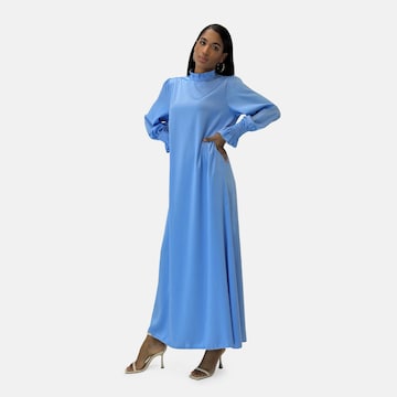 Elara Kjole 'Abaya' i blå