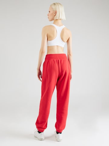 Nike Sportswear - Tapered Calças 'Phoenix Fleece' em vermelho