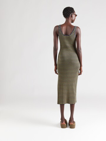 Robes en maille & Other Stories en gris