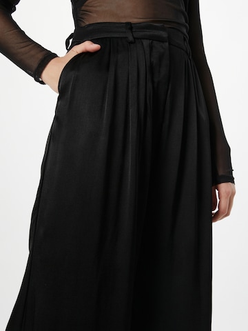 Bardot Široke hlačnice Hlače z naborki 'LENA' | črna barva