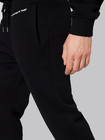 ABOUT YOU x Dardan Lużny krój Spodnie 'Sammy' w kolorze czarny
