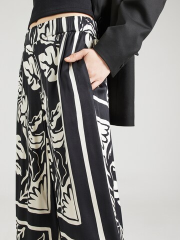 s.Oliver BLACK LABEL Wide Leg Hose in Schwarz