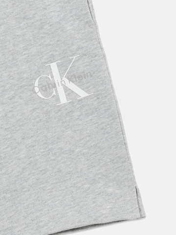 Calvin Klein Jeans Широка кройка Панталон в сиво