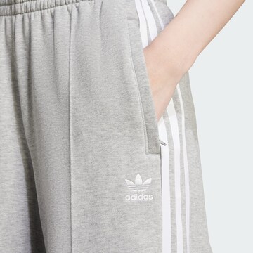 ADIDAS ORIGINALS Široke hlačnice Hlače | siva barva