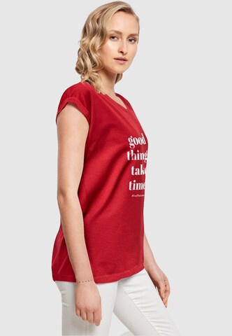 Merchcode Shirt 'Good Things Take Time' in Rot