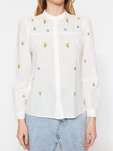 Trendyol Blouse in Beige