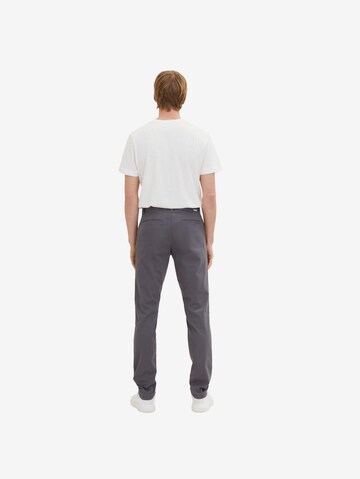 TOM TAILOR - Slimfit Pantalón chino en gris