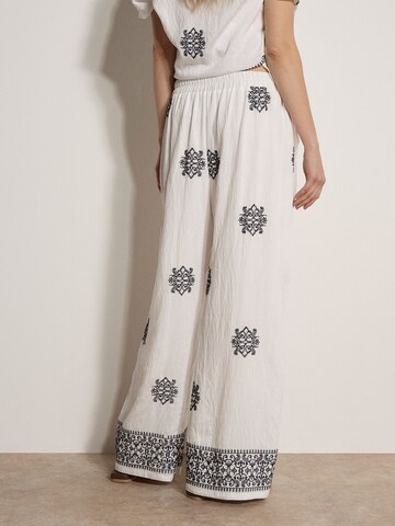 Apricot Regular Pants ' ' in White