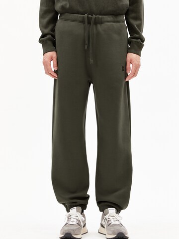 ARMEDANGELS Loosefit Jogginghose BAASTI FLEECE in Grün: Vorderseite